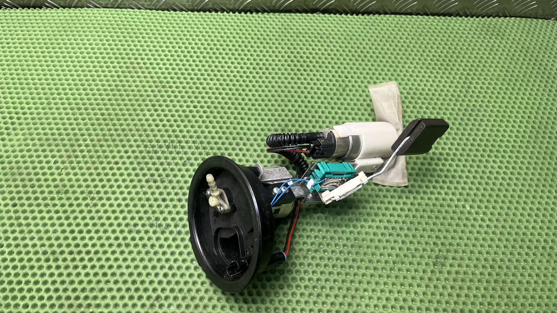 Узел топливного насоса с рыч. датчиком(рест) 16148555172