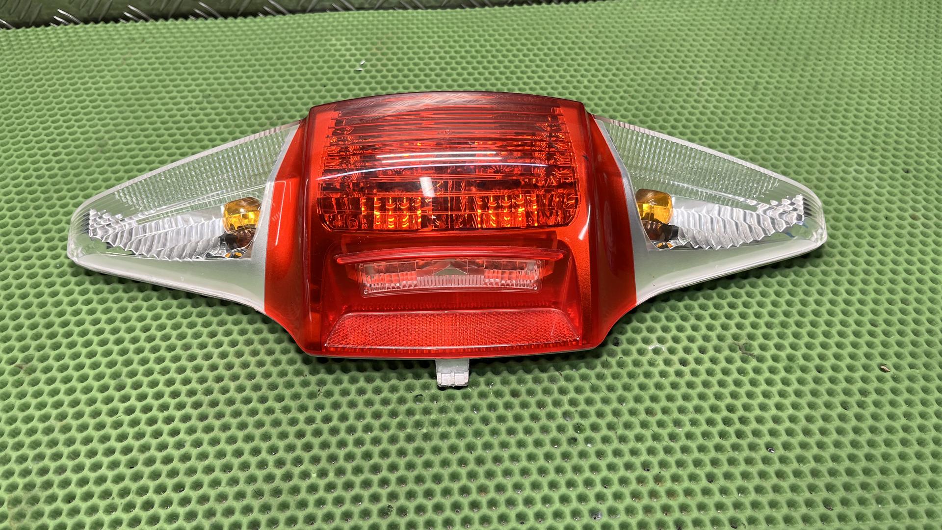 Блок задн.фонарей с белым указат.повор. 63217687460