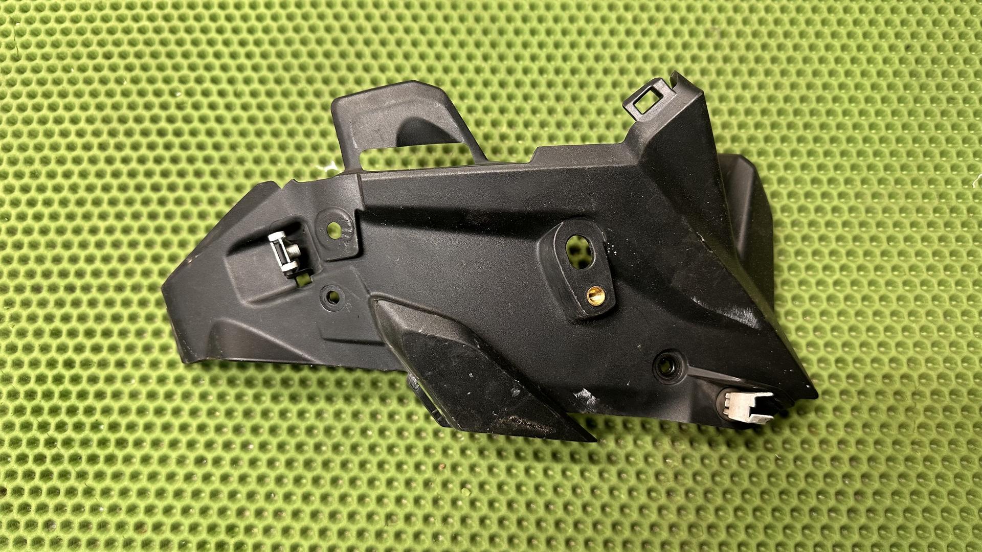 Накладка переднего кронштейна левая F800R рест. (с 2015 г.) 46638546347