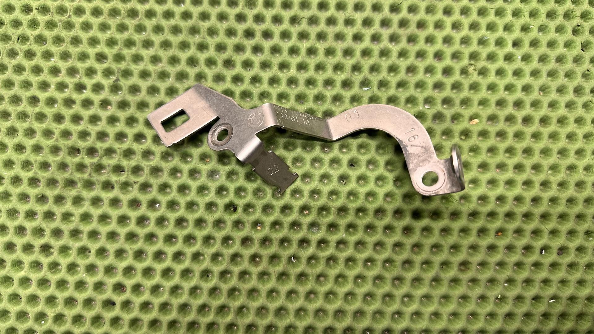 Крепежная пластина накладки П 12137711052