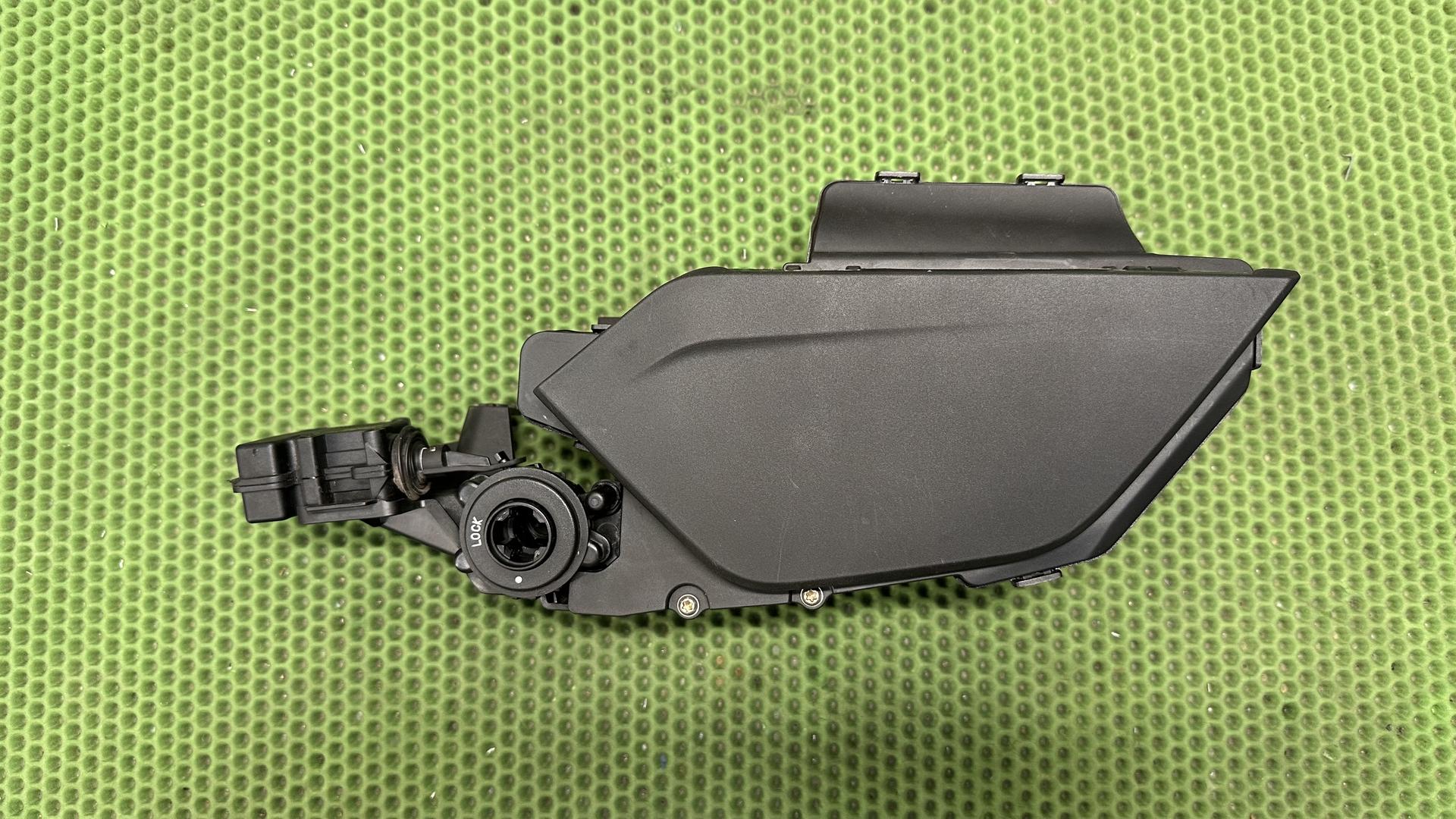 Бардачок левый K1600GT/GTL/Bagger рест. (c 2017) 46638551700