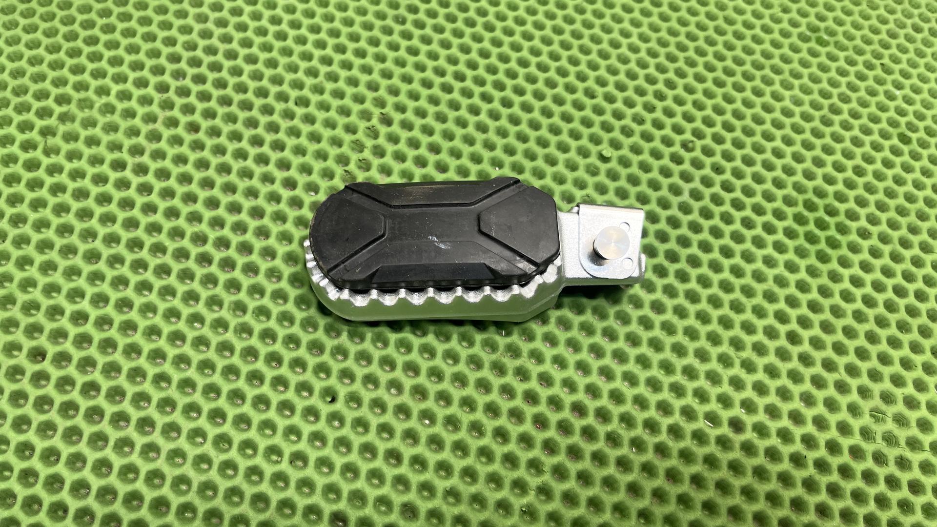 Подножка пассажира правая Komfort  R1300GS/GSA KA1-2 46717108052