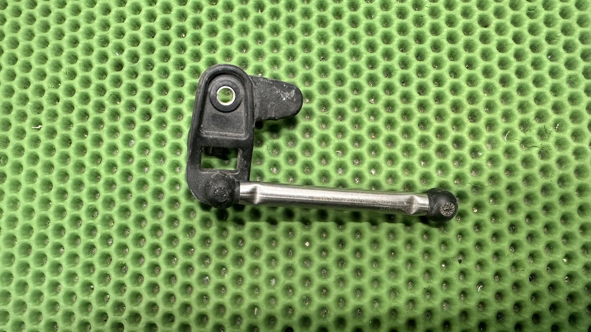 Кронштейн тяги датчика дорожного просвета K1600 K48/61 63127713619