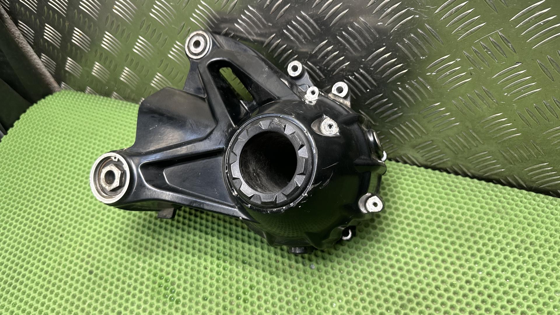 Угловой редуктор черный 33748394282