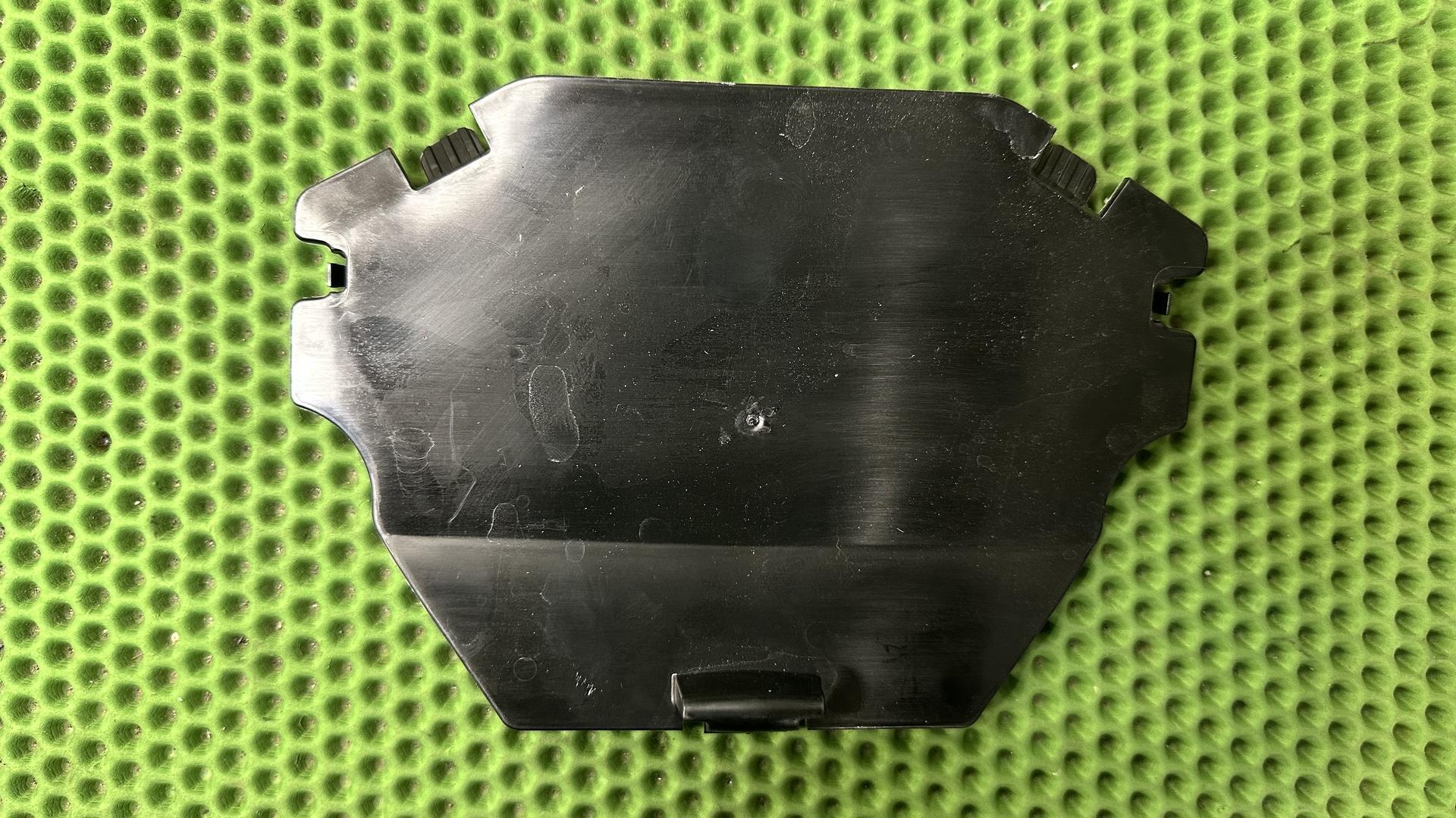 Брызговик переднего кронштейна K1600 рест. (с 2022 г.) 46637108461