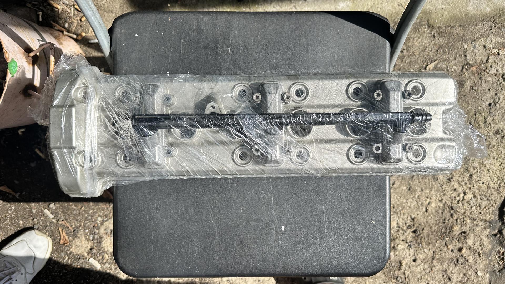 Клапанная крышка K1600 серебр. 11128564043