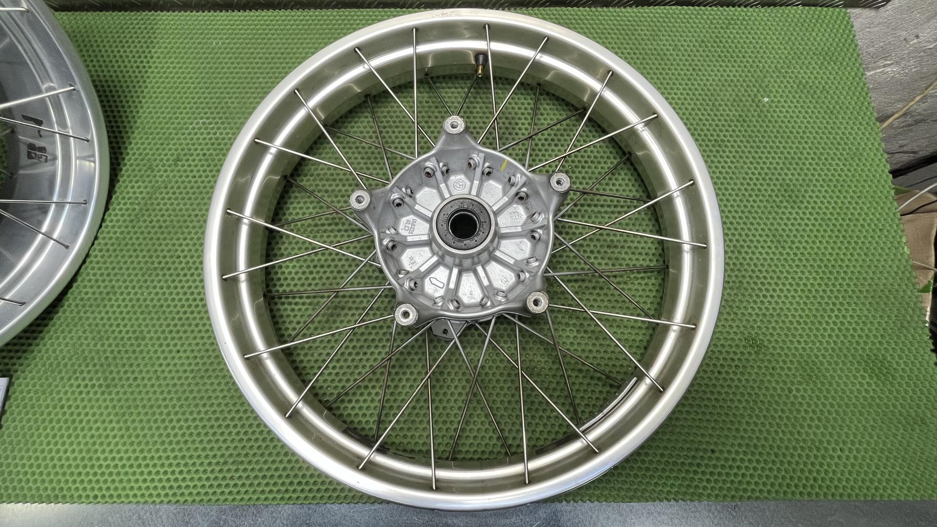 Комплект колес спицованных  серебро  k25 