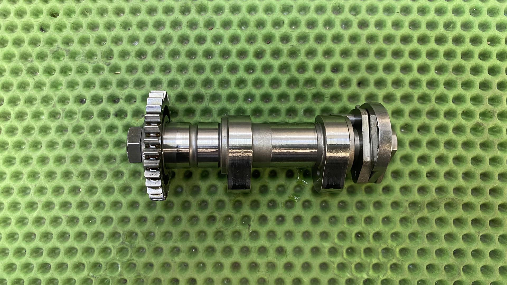 Распредвал выпускных клапанов правый R1250 11318394096