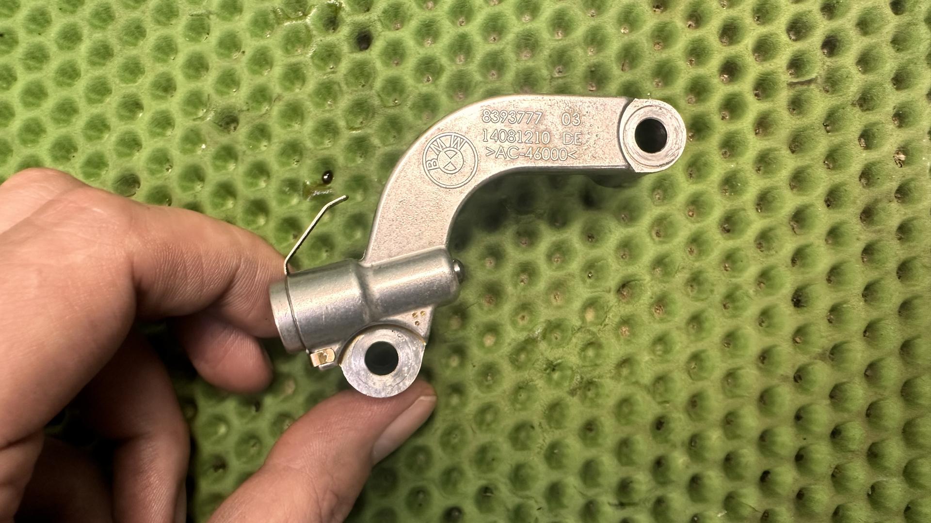 Удерживающая скоба пастели распредвалов левая R1250xx K50-54 11128393783