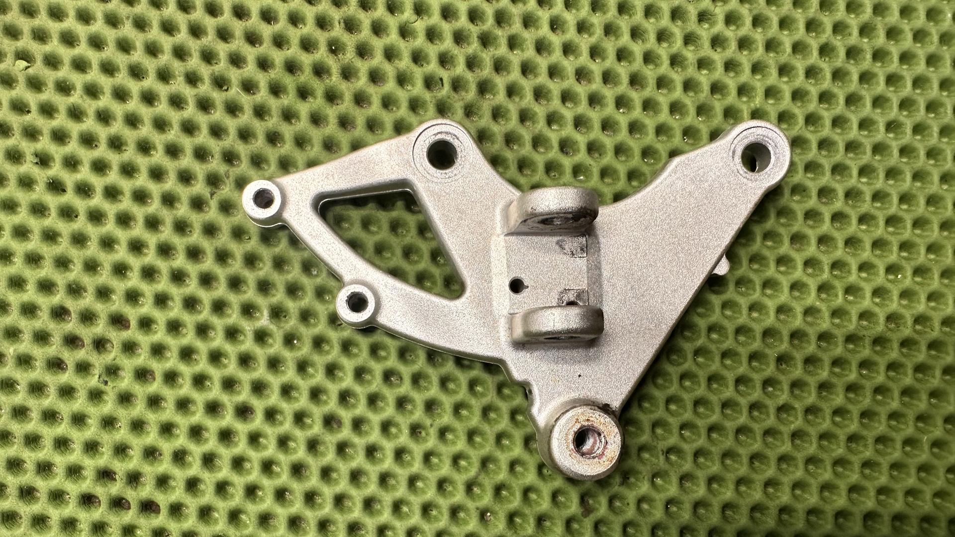 Кронштейн подножки водителя правый R1200R/ST K27/28 46717671076