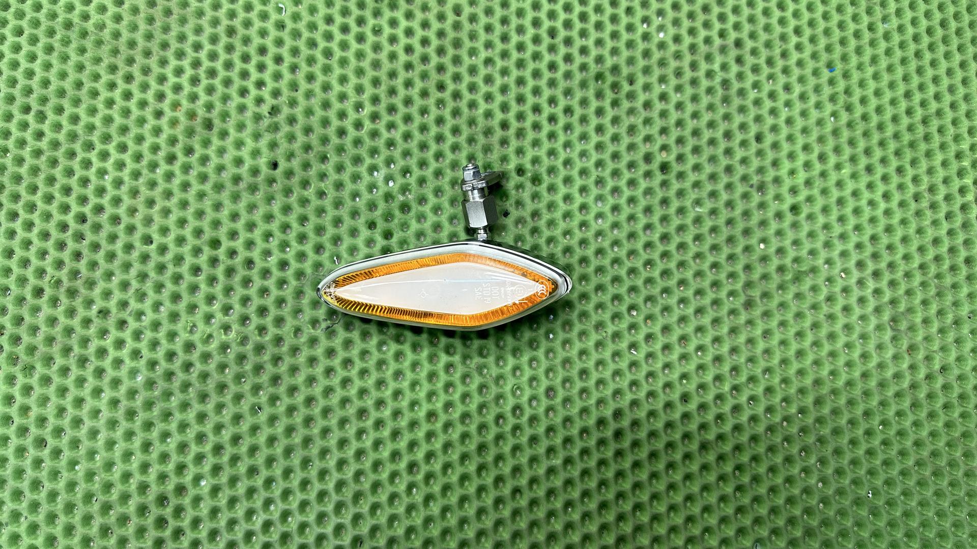 Поворотник передний правый R18 63131539654