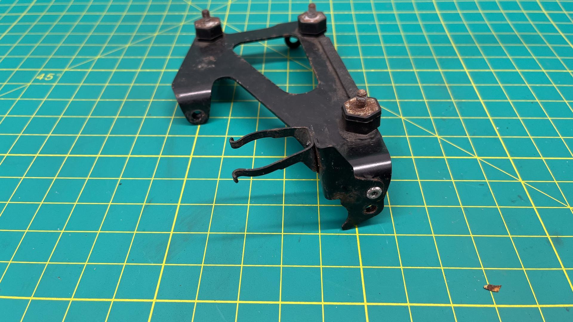 Кронштейн распределителя топлива 13537694731