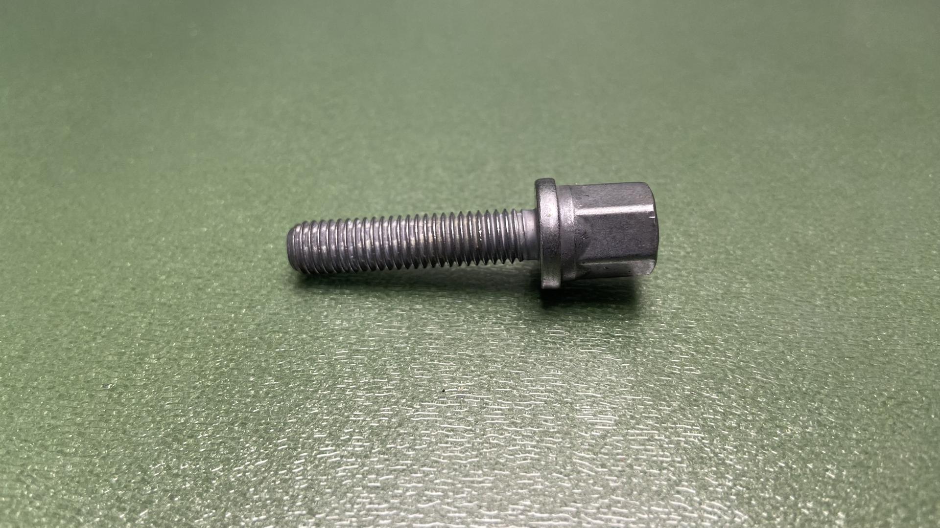 Винт крепления кредла навигатора M8X35  H=16 32718396665