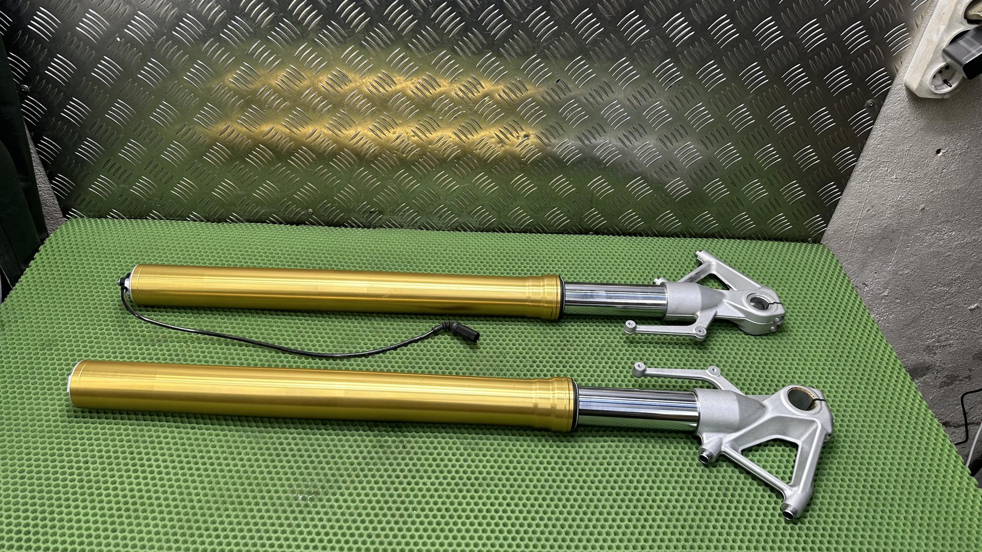 Вилка  R1200\1250RS золотая в сборе 