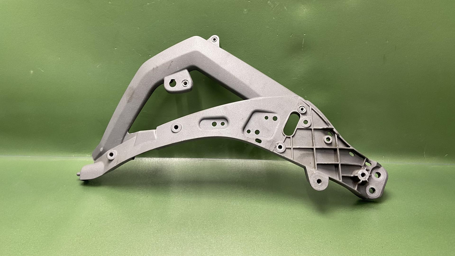 Передний кронштейн Л 46639480891