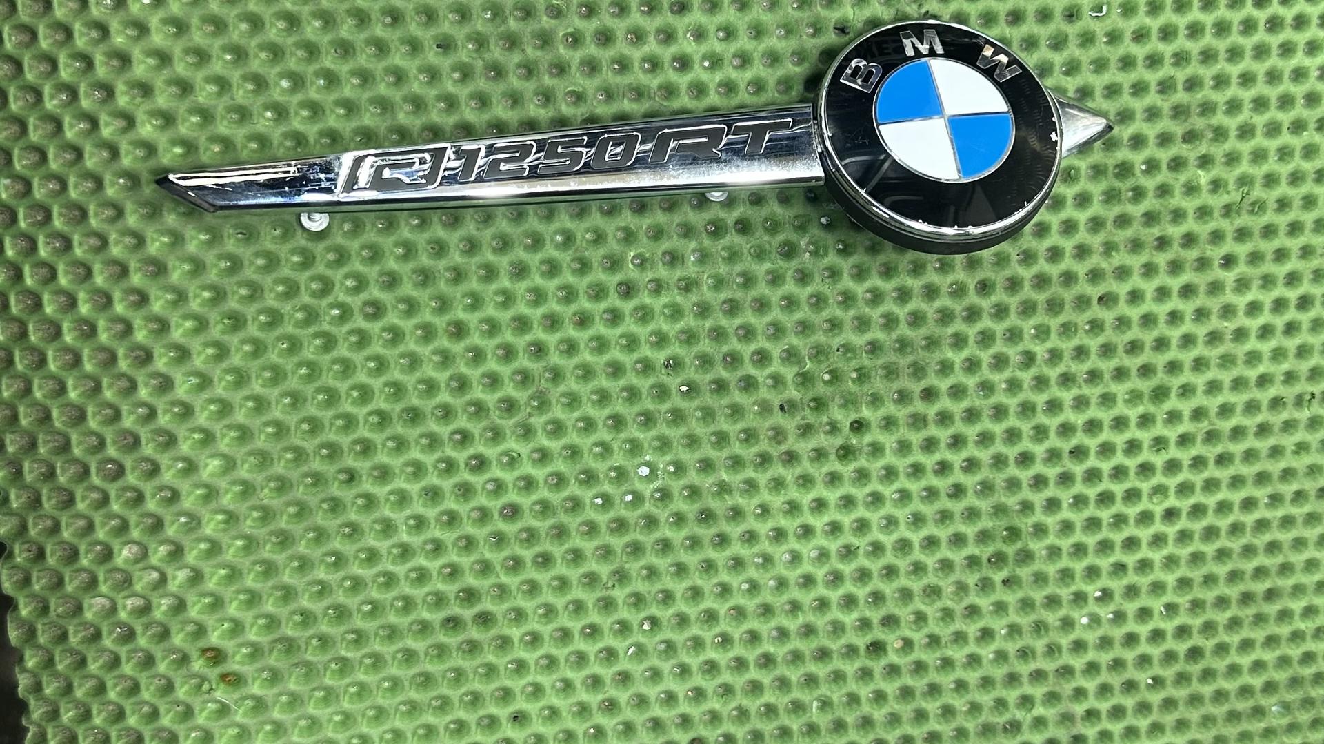 Держатель эмблемы Л 46638382823