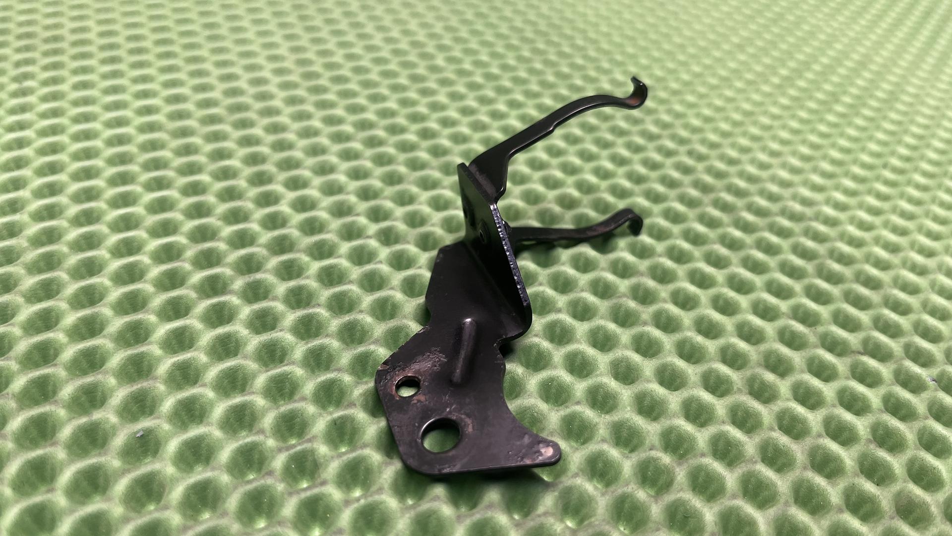 Кронштейн распределителя топлива 13537694731