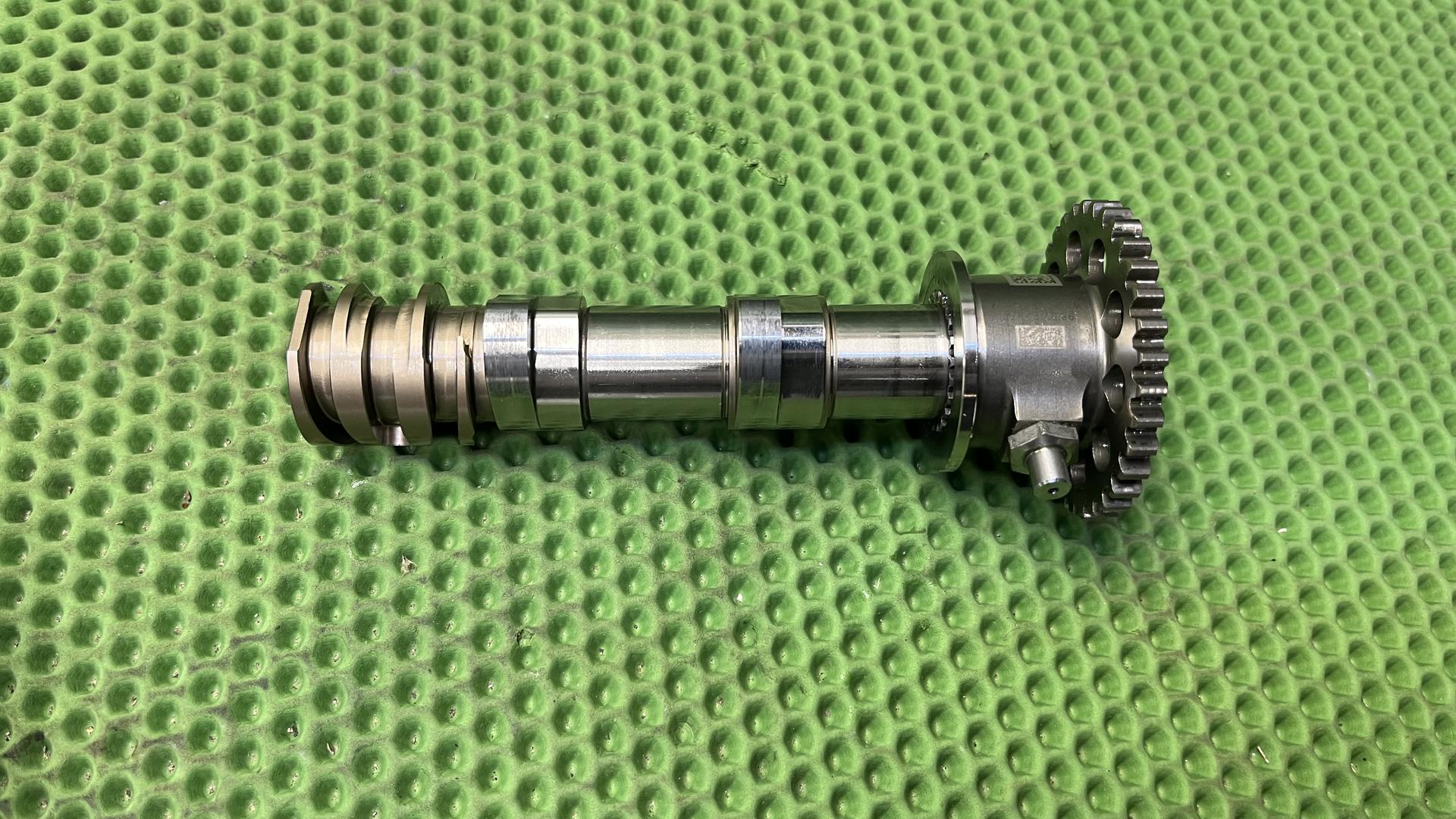 Распредвал впускных клапанов левый (W264) R1300xx KA1-5 11319446105