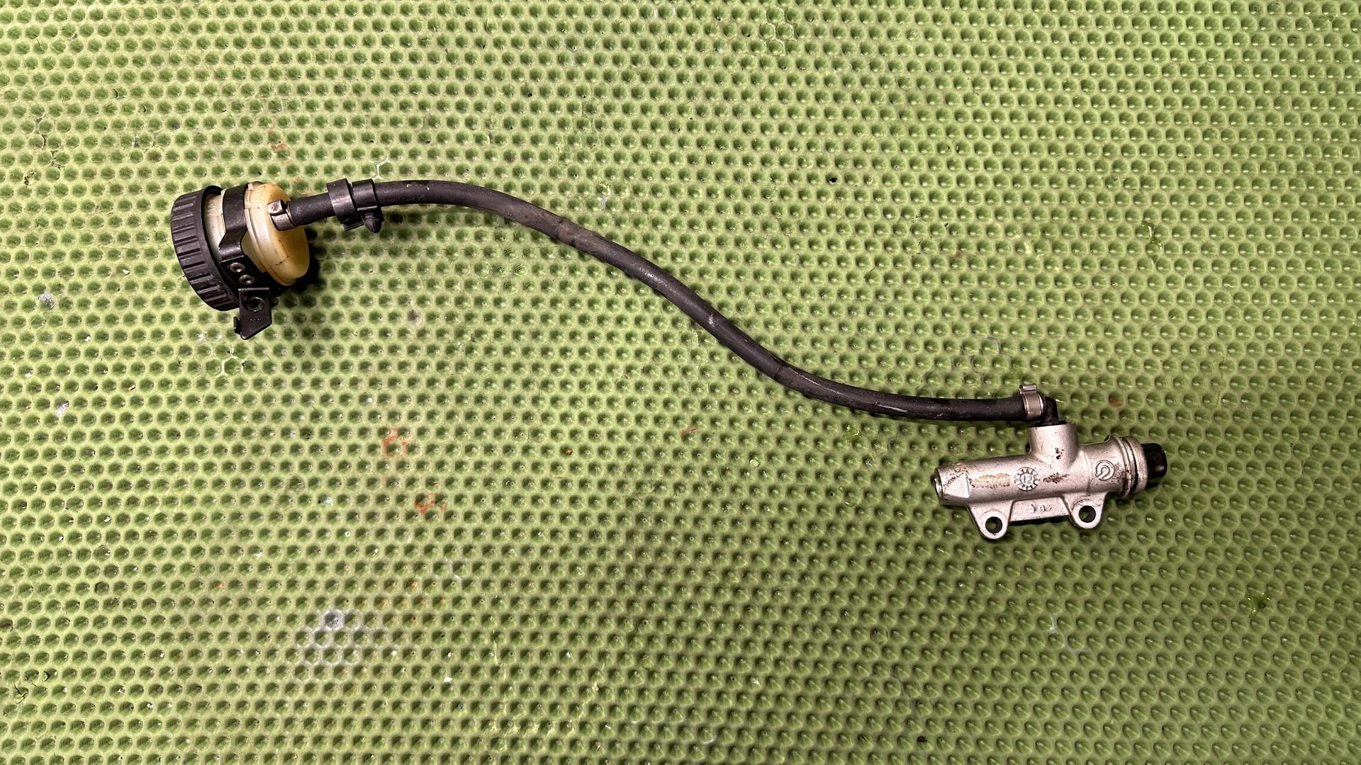 Главный тормозной цилиндр 34317699574