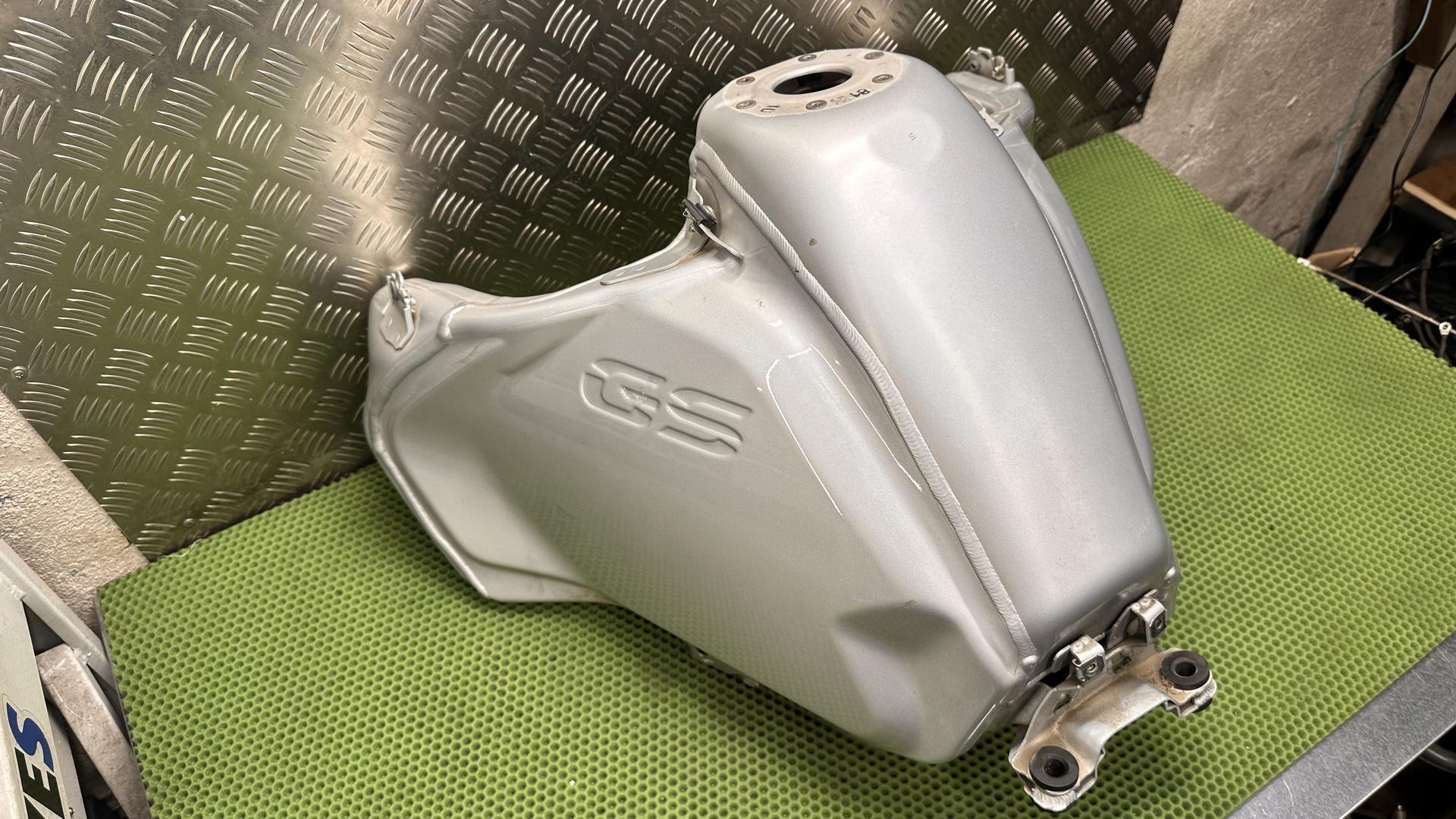 Топливный бак загрунтованный 16118536188