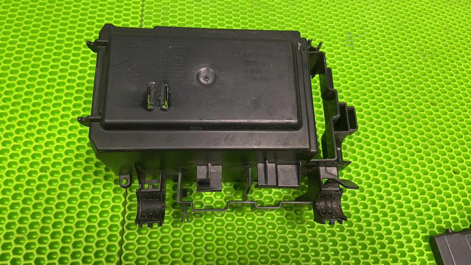 Кронштейн аккумуляторной батареи 61218522872