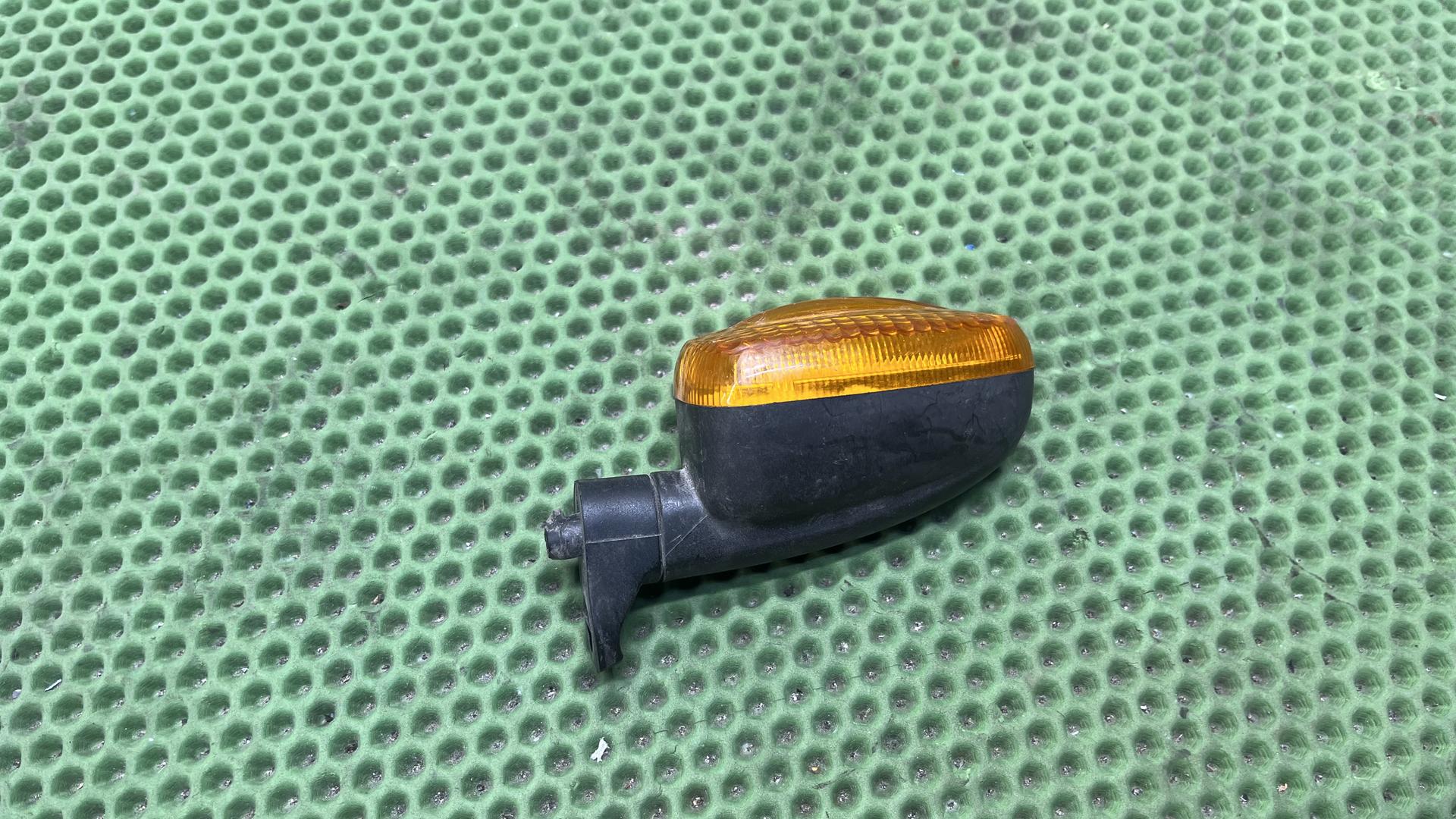 Поворотник левый задний 63137667771